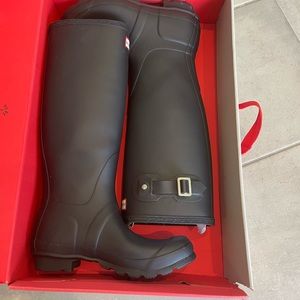 Hunter Rain boots tall. Black size 8 new in the box.